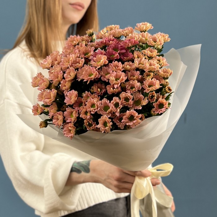 Букет из 11 лососевых хризантем Сантини